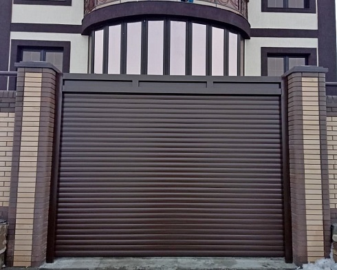 Роллетные ворота Алютех серии Prestige со сплошным алюминиевым профилем роликовой прокатки AG/77 с доставкой в Волгодонске 